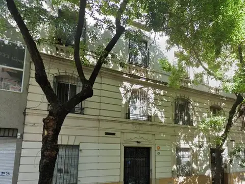 Casa en ph con entrada independiente 7 ambientes de 2 plantas. Muy buen estado.
