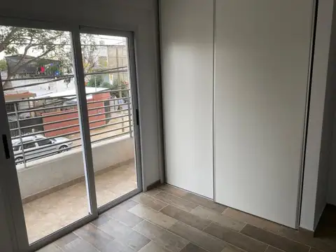 Departamento amplio y luminoso, con cochera, muy buena ubicación en Morón céntrico