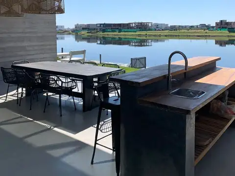 Casa 4 ambientes con 3 baños