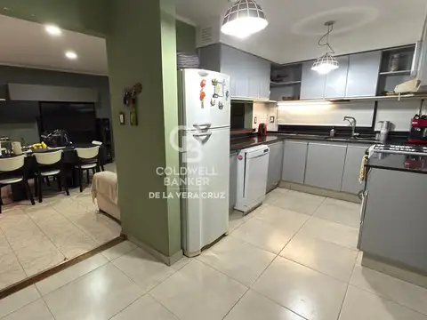 Casa 8 ambientes con 2 baños