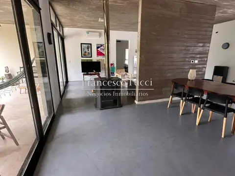 Casa 4 ambientes con 2 baños