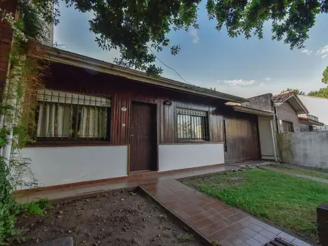 CASA EN VENTA EN ADROGUE 3 AMBIENTES CON JARDIN