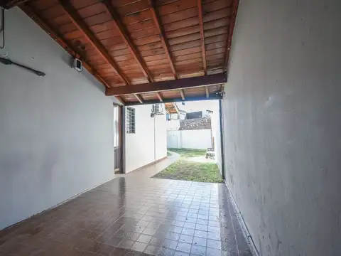 CASA EN VENTA EN ADROGUE 3 AMBIENTES CON JARDIN