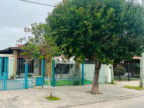 CASA 2 DORMITORIOS EN VENTA BERISSO CON COCHERA
