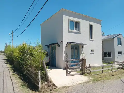 Casa con pileta y parque Barrio Cerrado