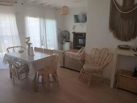 Casa con pileta y parque Barrio Cerrado