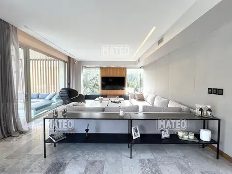 Casa en Venta con 5 cocheras