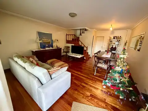 Casa estilo Duplex con jardín en Olivos