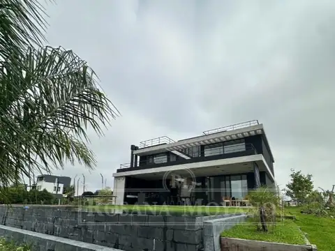 Barrio Virazon- Nordelta - Casa - 3 plantas - Al Agua