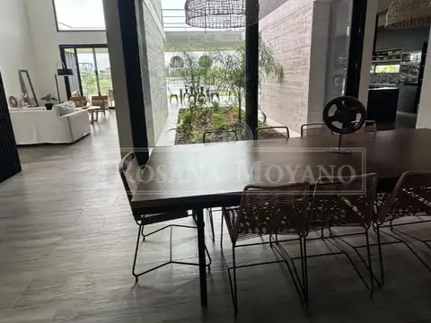 Casa en Venta con 6 cocheras