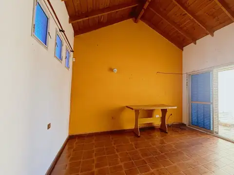 Casa 6 ambientes con 2 baños