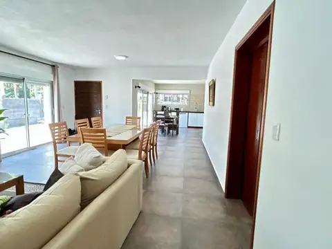 Casa en Alquiler con 2 cocheras