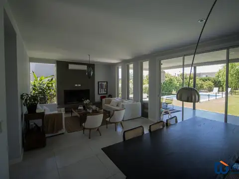 Casa 6 ambientes con 4 baños