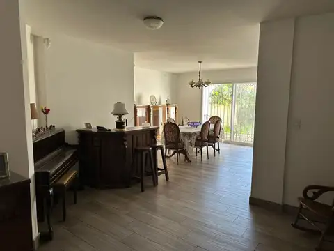 CASA en VENTA en SAN ISIDRO-7amb JARDIN COCHERA