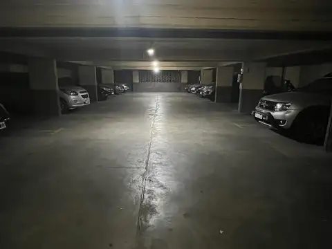 Cochera fija de 5 x 2,54 mts. - Edificio garaje - En 5to piso, acceso por ascensor