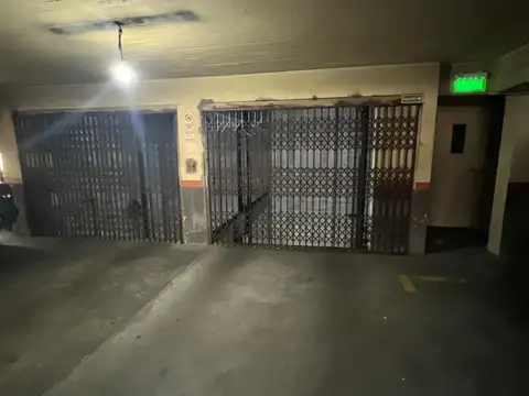 Cochera fija de 5 x 2,54 mts. - Edificio garaje - En 5to piso, acceso por ascensor