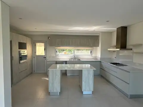 Casa 6 ambientes con 6 baños