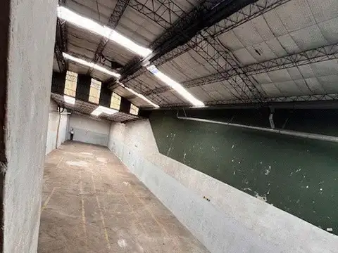 ALQUILER - Galpon 368m2 con oficina baño y vestuario