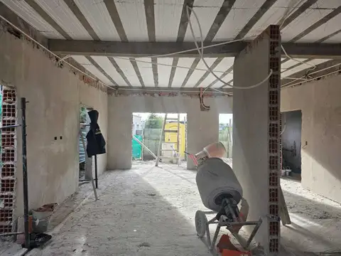 Casa 4 ambientes con 2 baños