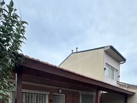 Casa 3 ambientes sobre amplio lote en Temperley – Gran parque y potencial de ampliación