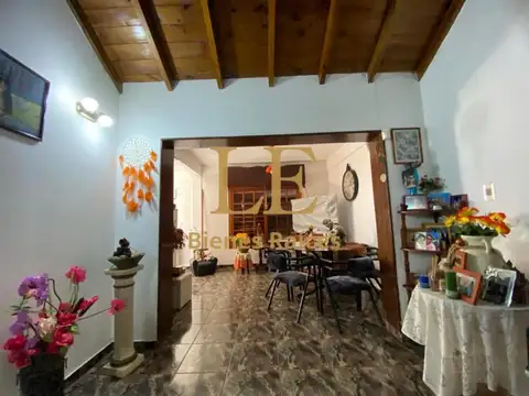 Casa 4 ambientes con 2 baños