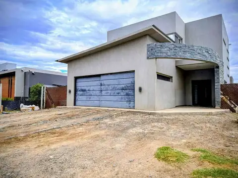 CASA EN VENTA DE 4 DOR. EN B° PRIVADO CINCO SOLES