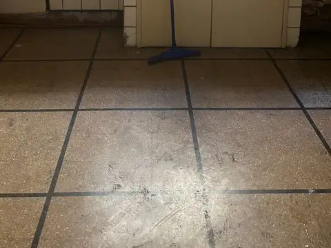 LOCAL DE APROX 84 M2 , CON CORTINA, VIDRIERA , BAÑO , DEPOSITO Y SOTANO