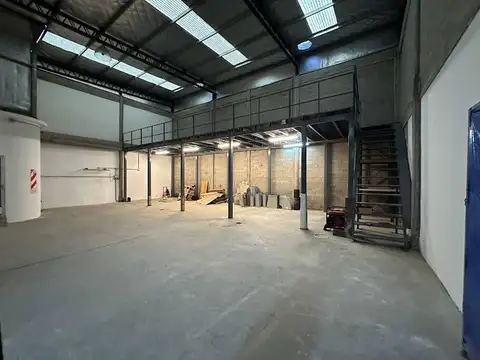 Galpón moderno, ideal deposito, a pasos Andres Baranda