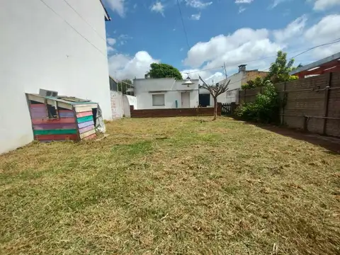 Lote con construccion a demoler. IDEAL INVERSOR.