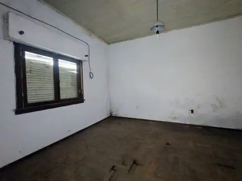 Lote con construccion a demoler. IDEAL INVERSOR.