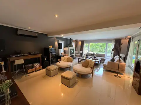 Casa en Venta con 3 cocheras