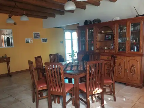 Casa 6 ambientes con 2 baños
