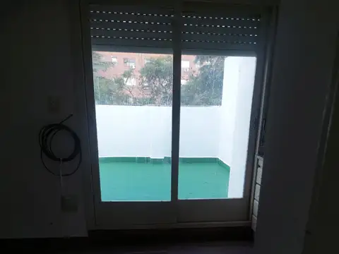 DEPTO 2 AMB. (CHICO) CON KITCHINETTE,  LUMINOSO, RECIEN PINTADO, BUEN ESTADO