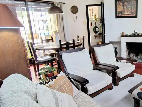 Casa 4 ambientes con 2 baños