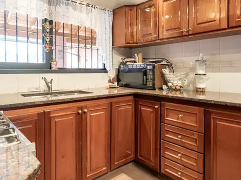 Casa 4 ambientes con 2 baños