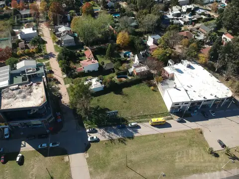 Excelente esquina comercial en Canning, sobre la arteria principal de la zona.