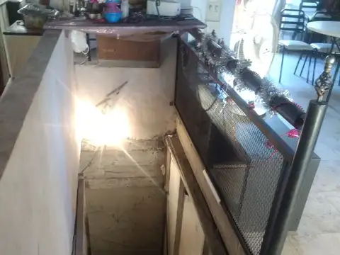 GALPÓN CON CASA FRENTE A LA ROTONDA EN QUILMES OESTE U$S 200.000.-