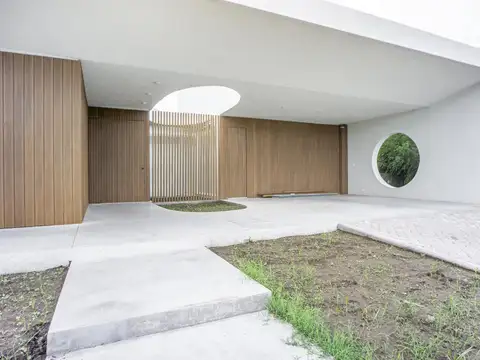Casa en Venta con 2 cocheras
