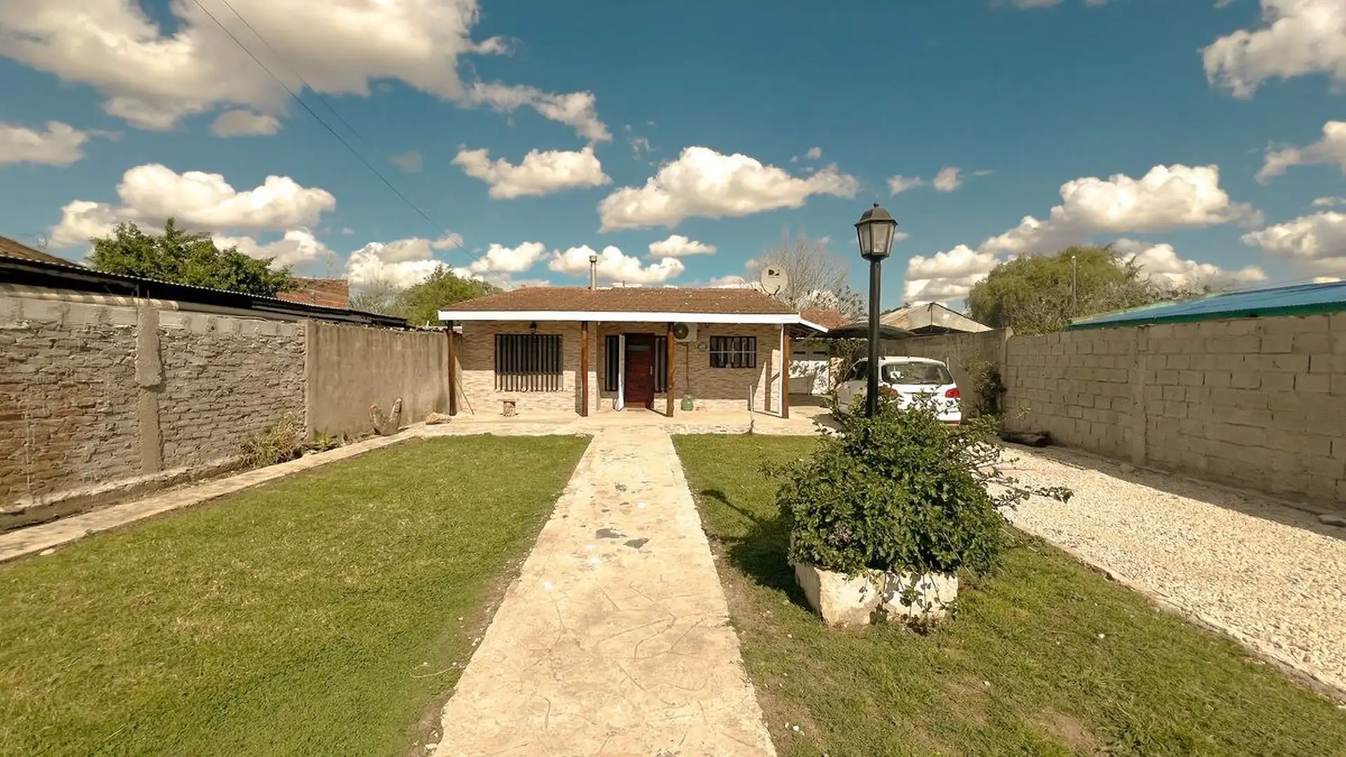 VENTA CASA 3 AMB JARDIN QUINCHO BARRIO HIPODROMO