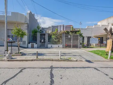 Casa en venta. 5 ambientes en Sarandí.