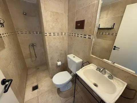 Casa en lote central, retasada