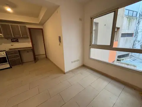 Venta departamento interno escalera. Zona rio