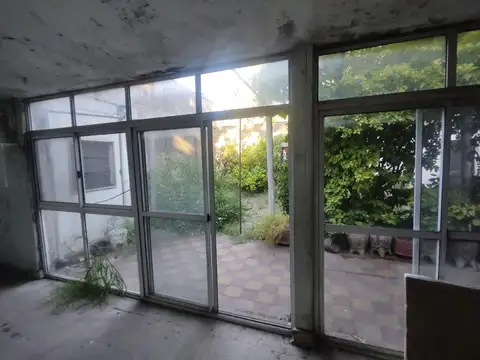 Venta. Casa lote propio a reciclar. Parque.Caseros