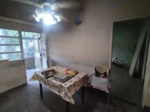 Venta. Casa lote propio a reciclar. Parque.Caseros