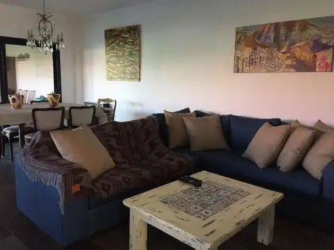 Casa 5 ambientes con 4 baños