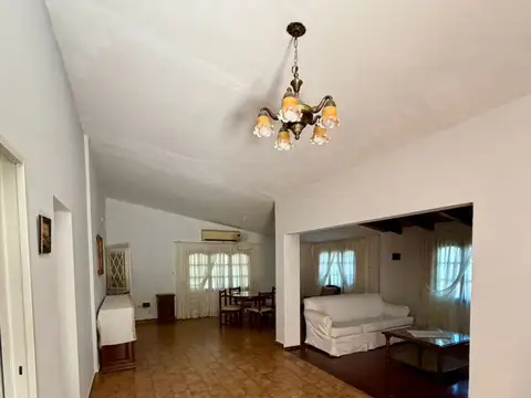 Casa en Alquiler con 3 cocheras