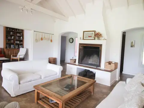 Casa 8 ambientes con 4 baños