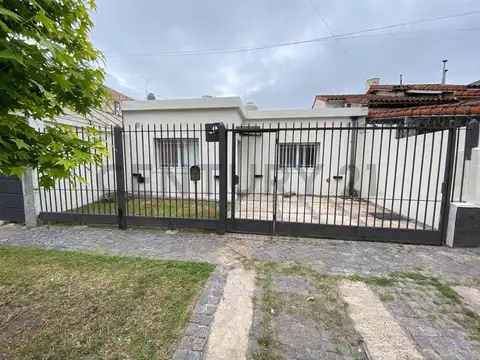 Casa en Castelar Norte | Jardín + cochera | Lote propio