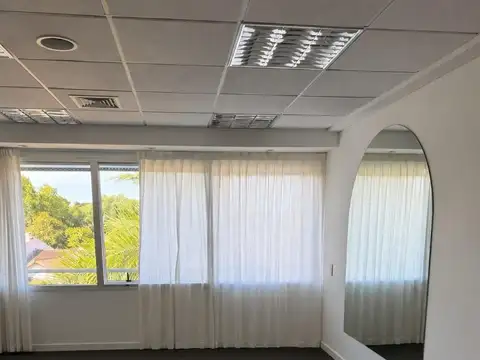 Oficina en Alquiler con 1 cochera