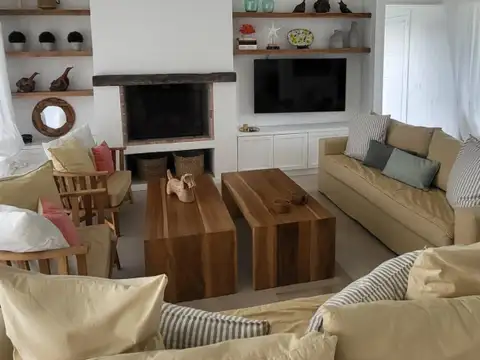 Casa 5 ambientes con 4 baños